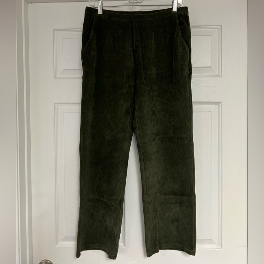 L.L. Bean Women's Dark Green Straight Leg Corduroy Pants Size: Petite Medium